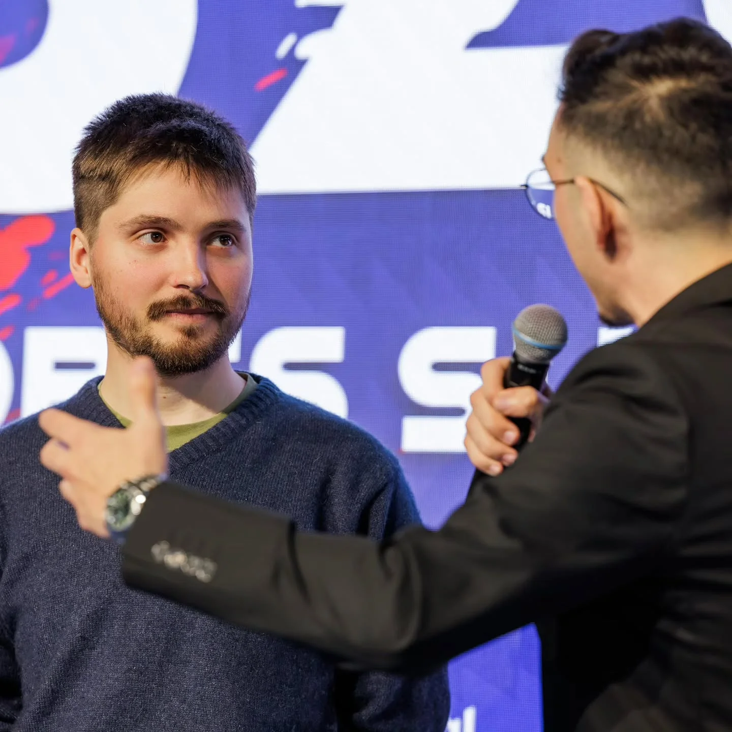 Midnight interviewing a player on stage at Esports Summit Greece